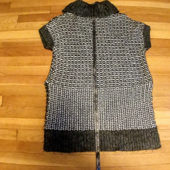 *sold* Short-sleeved Hi-Lo tunic sweater w/slits - Picture 2 of 7